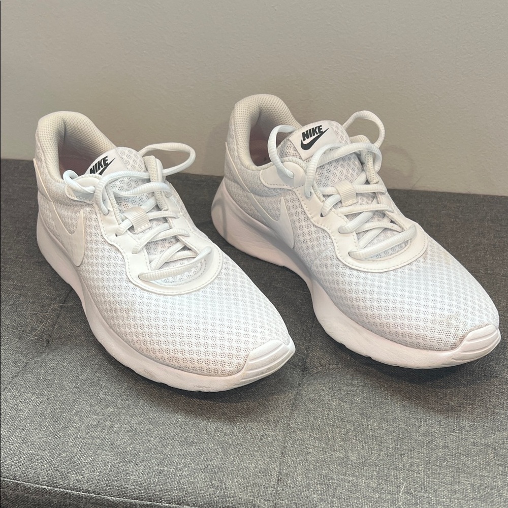 Nike Women's White Mesh Lightweight Running Shoes